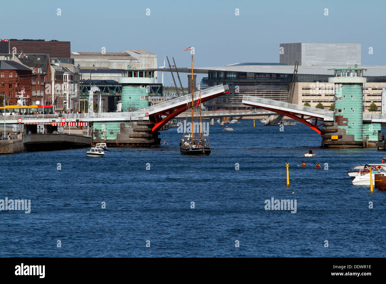 Die Galeassen Anne Marie durchläuft die offene Knippelsbro Brücke im Hafen von Kopenhagen. Das Royal Opera House im Hintergrund. Kopenhagen, Dänemark. Stockfoto