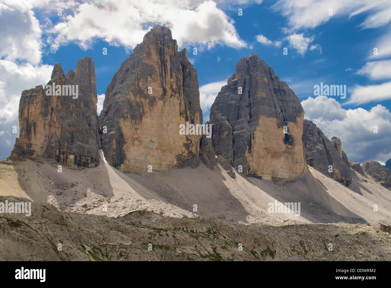 Die Nordwand der Tre Cime di Lavaredo (Drei Zinnen) (2999 m), Dolomiten von Sexten, Italien. Stockfoto