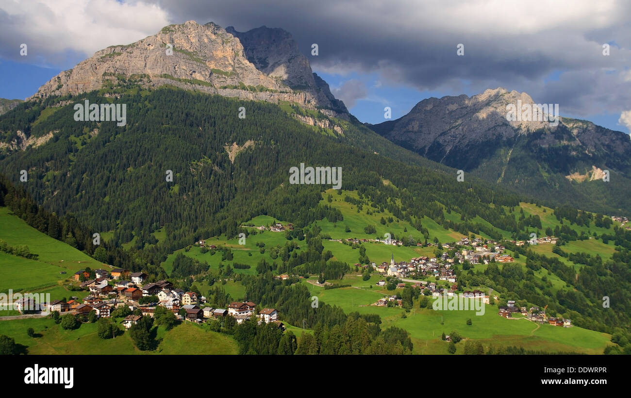 Bergige Landschaft mit den Ortschaften Colle Santa Lucia und Selva di Cadore, in den Dolomiten. Stockfoto