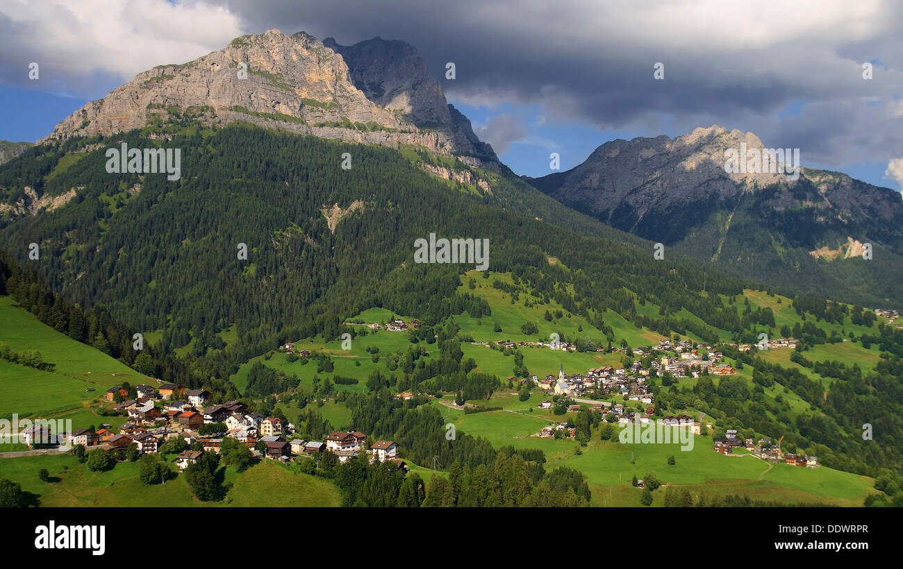 Mountainous landscape with the villages of Colle Santa Lucia and Selva di Cadore, at the Dolomites. Stockfoto