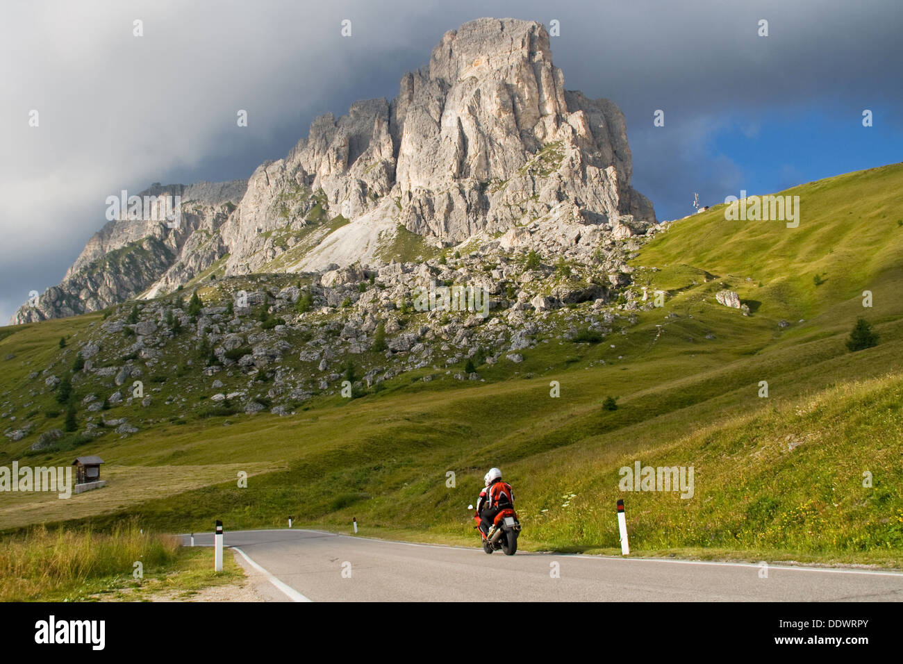 Motorradfahrer auf Giau Pass, Dolomiten, Italien. Stockfoto