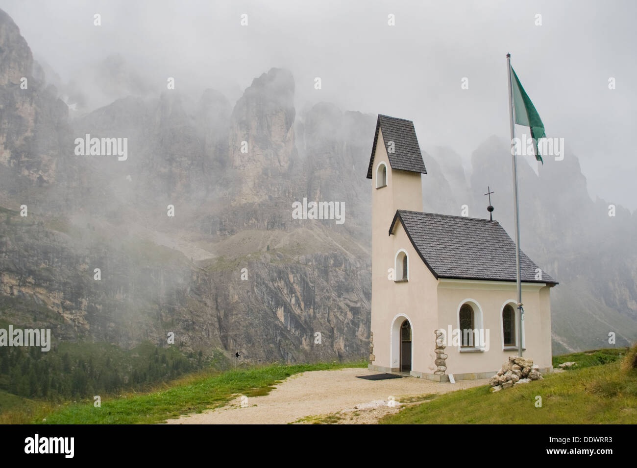 Kleine Kirche in einem Bergpass in Tirol, Italien. Stockfoto