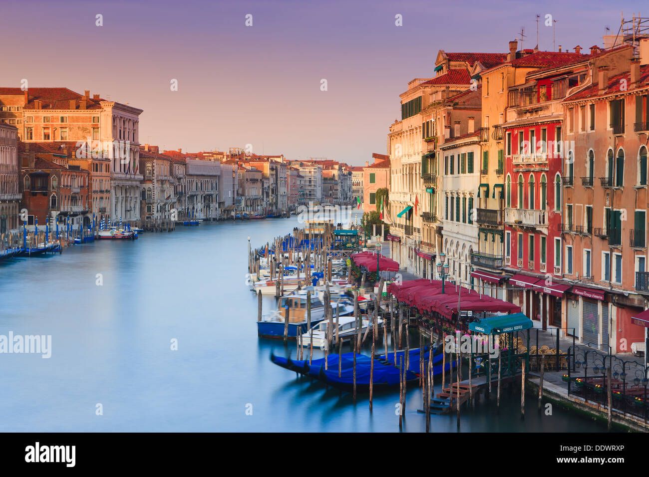 Sonnenaufgang in Venedig von der Rialto-Brücke mit Blick auf den Canal Grande Stockfoto