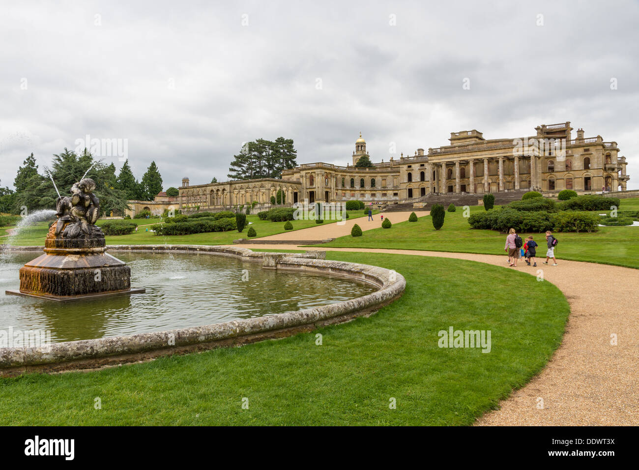 Die Ruinen des Witley Gericht Anwesen und Gärten mit dem Perseus und Andromeda Brunnen in Worcestershire, England. Stockfoto