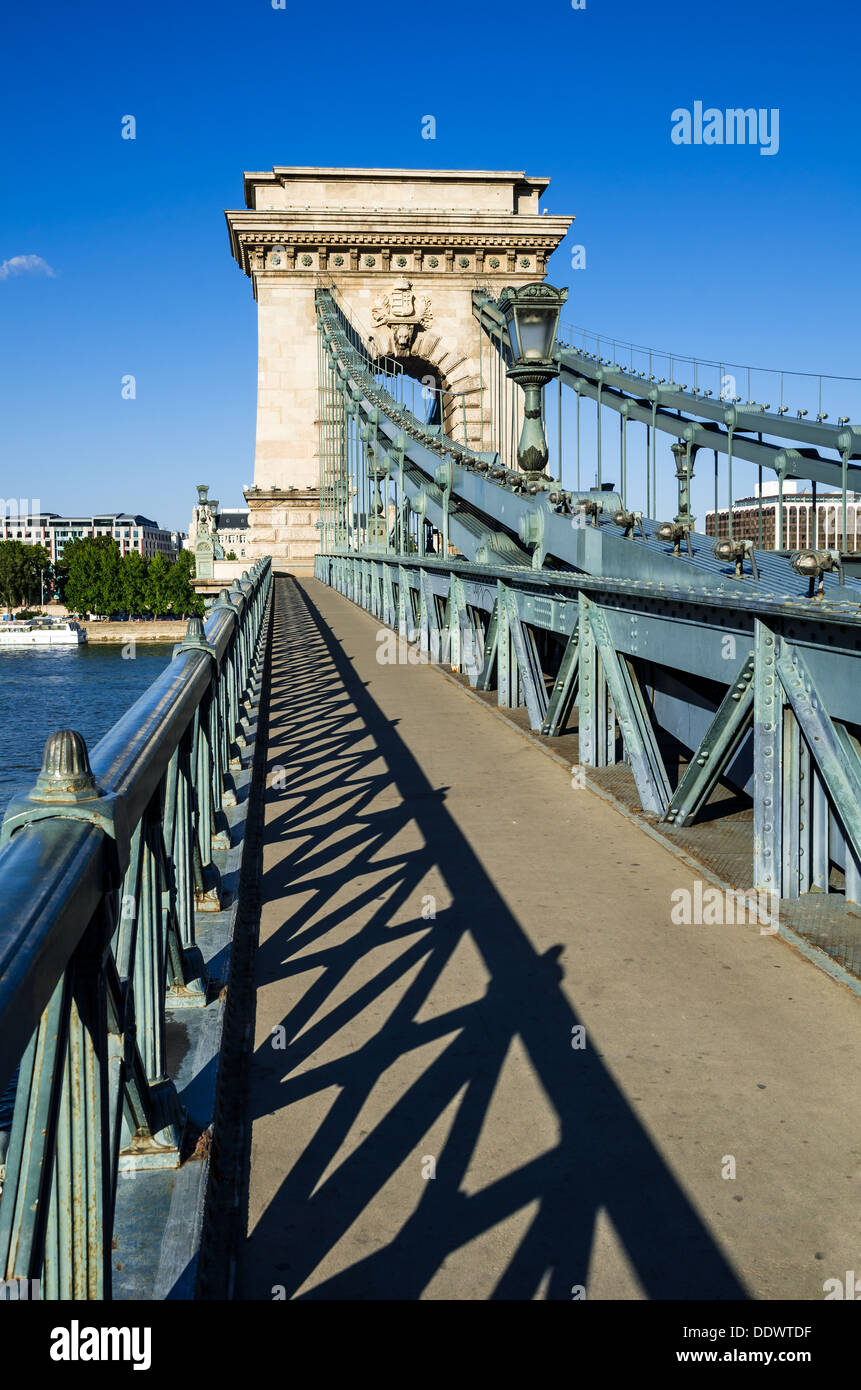Kettenbrücke und Szechenyi Lánchíd, war die erste permanente Stein-Brücke in Budapest, Ungarn, über Donau Stockfoto
