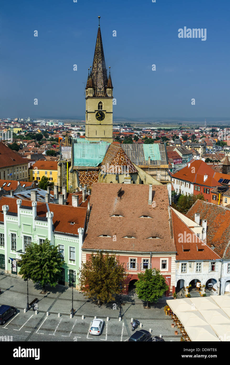 Blick auf kleinen und evangelische Kirche von Sibiu, entnommen Ratturm, sächsische Landschaft aus Siebenbürgen in Rumänien. Stockfoto