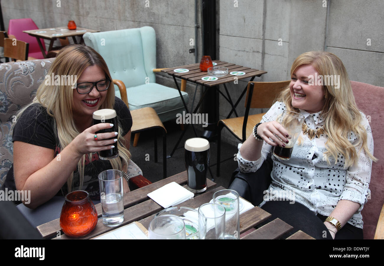 Mädchen probieren das schwarze Zeug auf einen Tag in Dublin Stockfoto