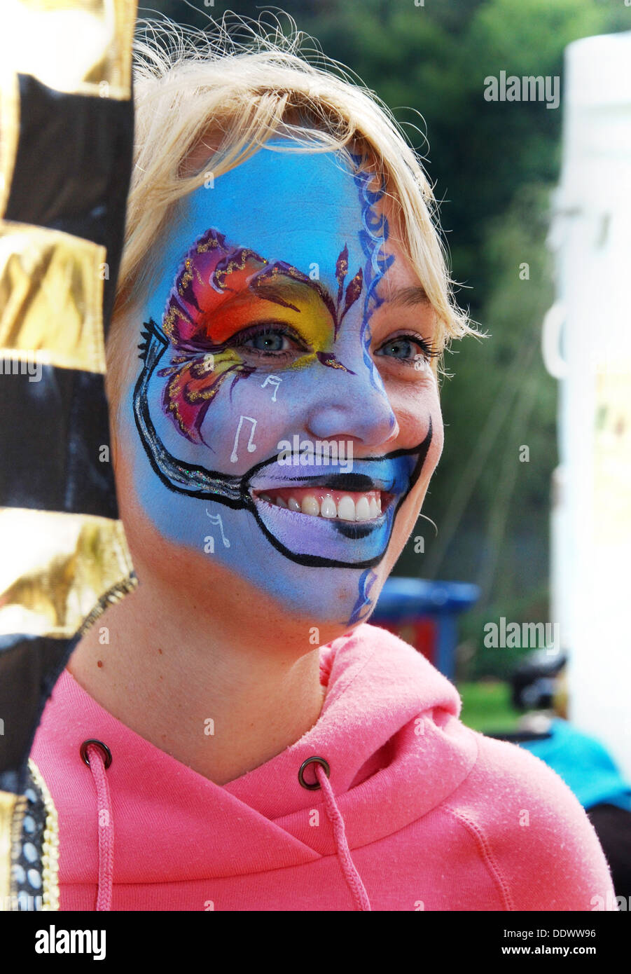 bunte junge Frau am 2012 Fantasy Fair Arcen Niederlande Stockfoto