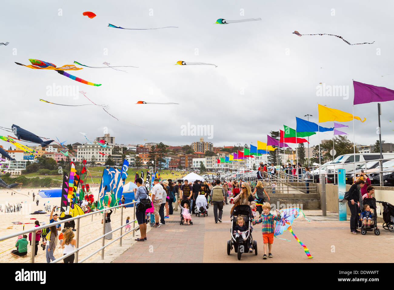 Drachen fliegen auf dem Bondi-Festival der Winde 2013, Sydney Australia Stockfoto