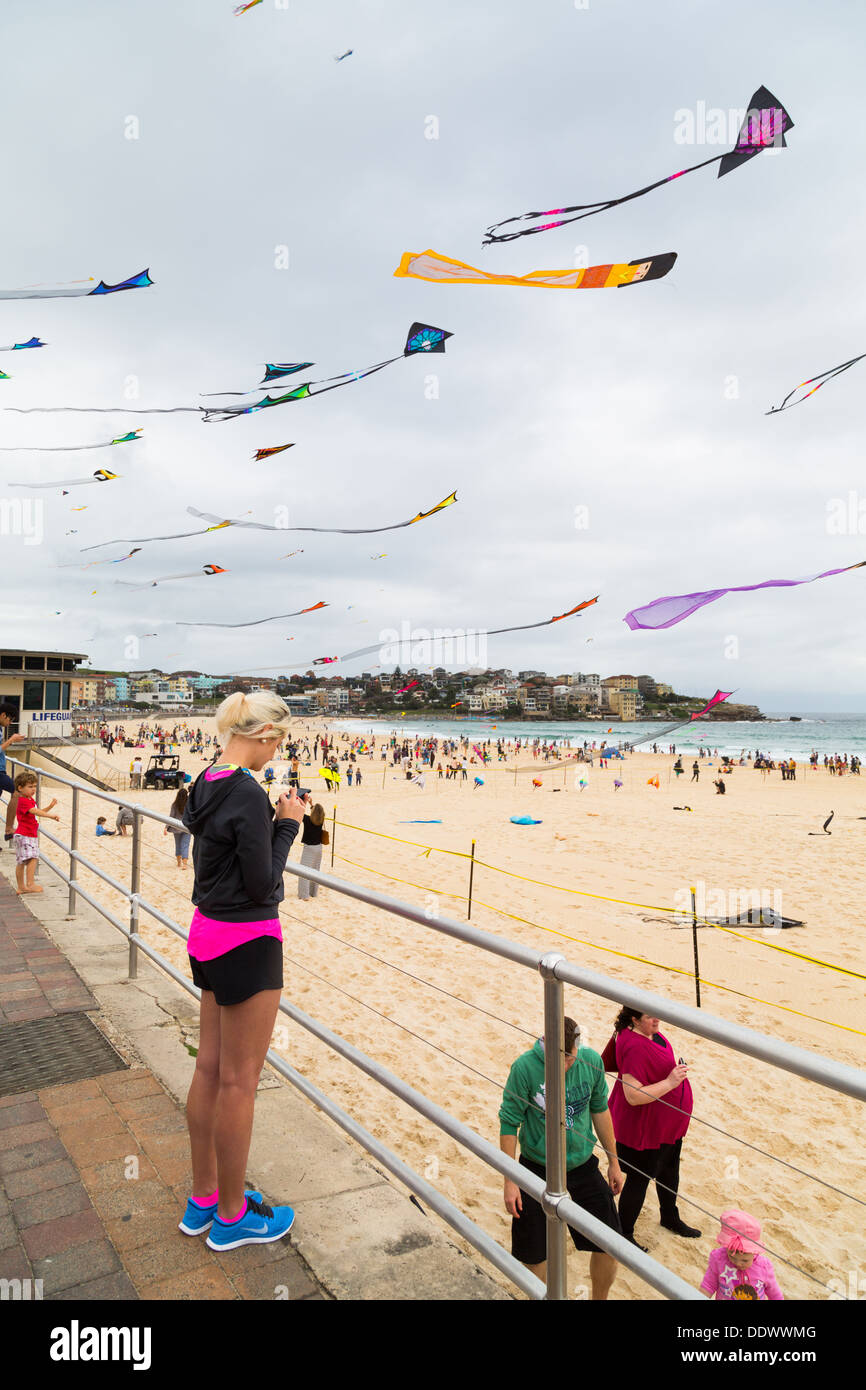 Drachen fliegen auf dem Bondi-Festival der Winde 2013, Sydney Australia Stockfoto