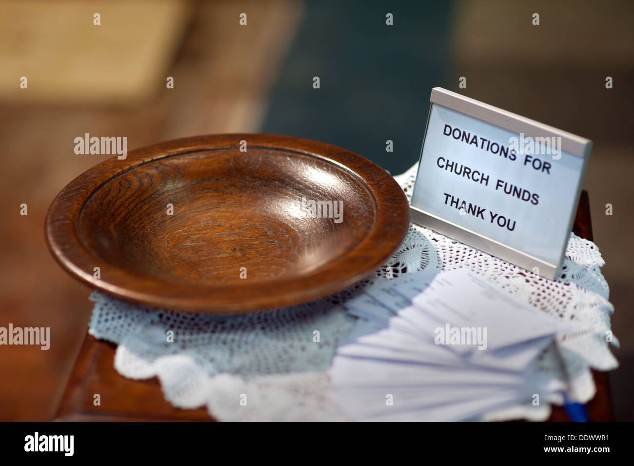 kirchliche Sammlung Platte mit Schild Stockfoto