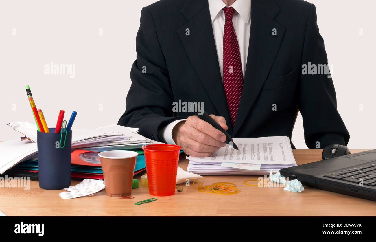 Mitarbeiter oder Buchhalter vielleicht. Viel Arbeit mit Schmerzmittel Tabletten Stockfoto