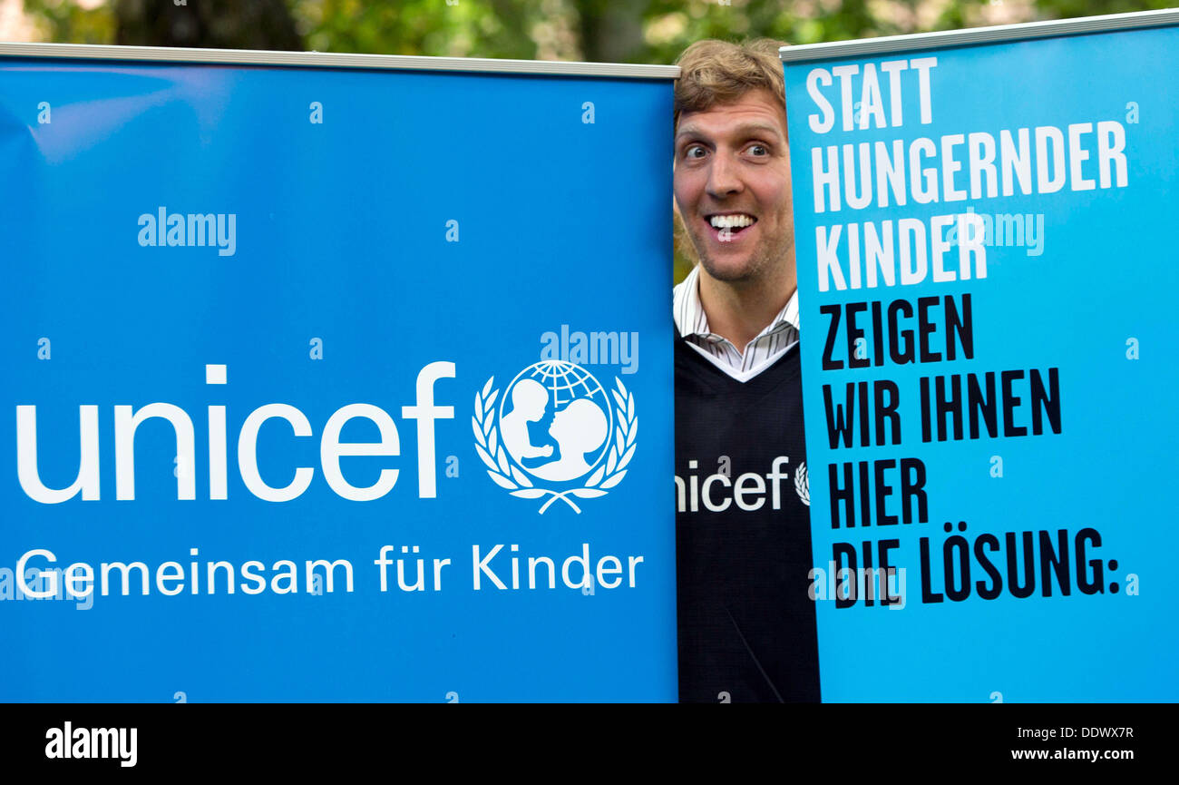 Basketball-Profi Dirk Nowitzki Posen zwischen zwei Pylonen der UN Kinderhilfswerk UNICEF während einer Fotosession in Wörth am Main, Deutschland, 8. September 2013. Die NBA-Star wurde UNICEF-Botschafter ernannt. Foto: FRANK RUMPENHORST Stockfoto