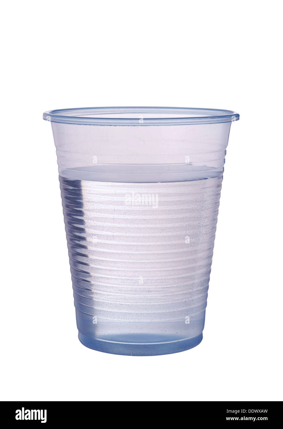 Transparente Plastikbecher von Trinkwasser Stockfoto