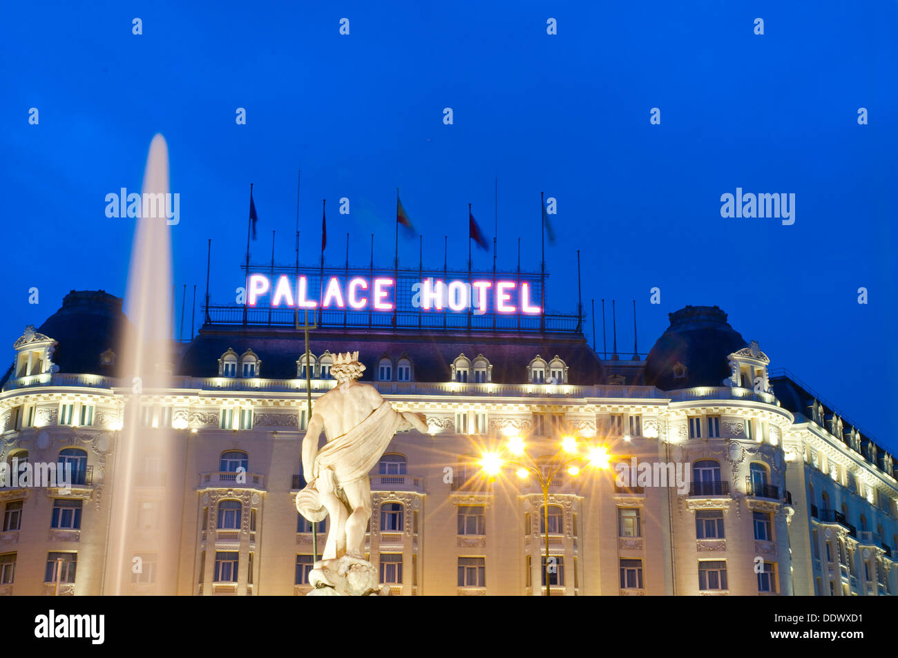 Neptuno Statue und Fassade des Hotel Palace, Nachtansicht. Madrid, Spanien. Stockfoto