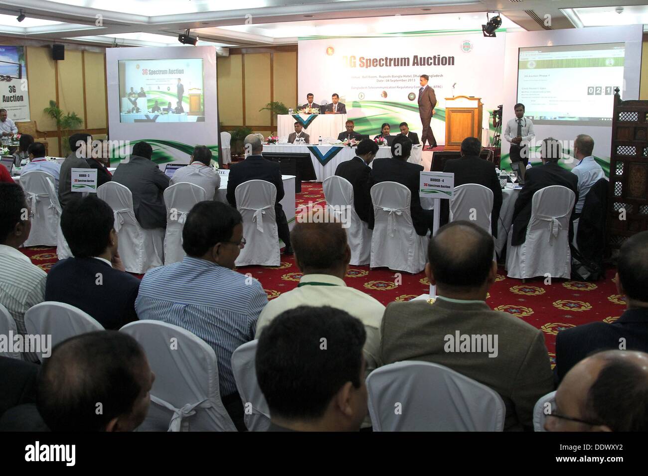 Dhaka, 8 Sep, 2013. Vier Telekommunikationsunternehmen bieten Teams von Grameenphone, Banglalink, Robi und Airtel werden während der 3G Spektrum Auktion an Ruposhi Bangla Hotel in der Hauptstadt Dhaka zu sehen. Vier Telekommunikationsunternehmen des Landes erworben 25 Megahertz (MHz) von Spectrum Sonntag, wenn der lange erwartete Auktion für 3G (dritte Generation) wurde in der Hauptstadt statt. In der ersten Phase der Auktion, Marktführer Grameenphone erworben 10 Megahertz (MHz) des Spektrums zum Preis von $ 210 Millionen. In der zweiten Phase, Banglalink, Robi und Airtel jedes erfasste 5 MHz des Frequenzspektrums. Stockfoto