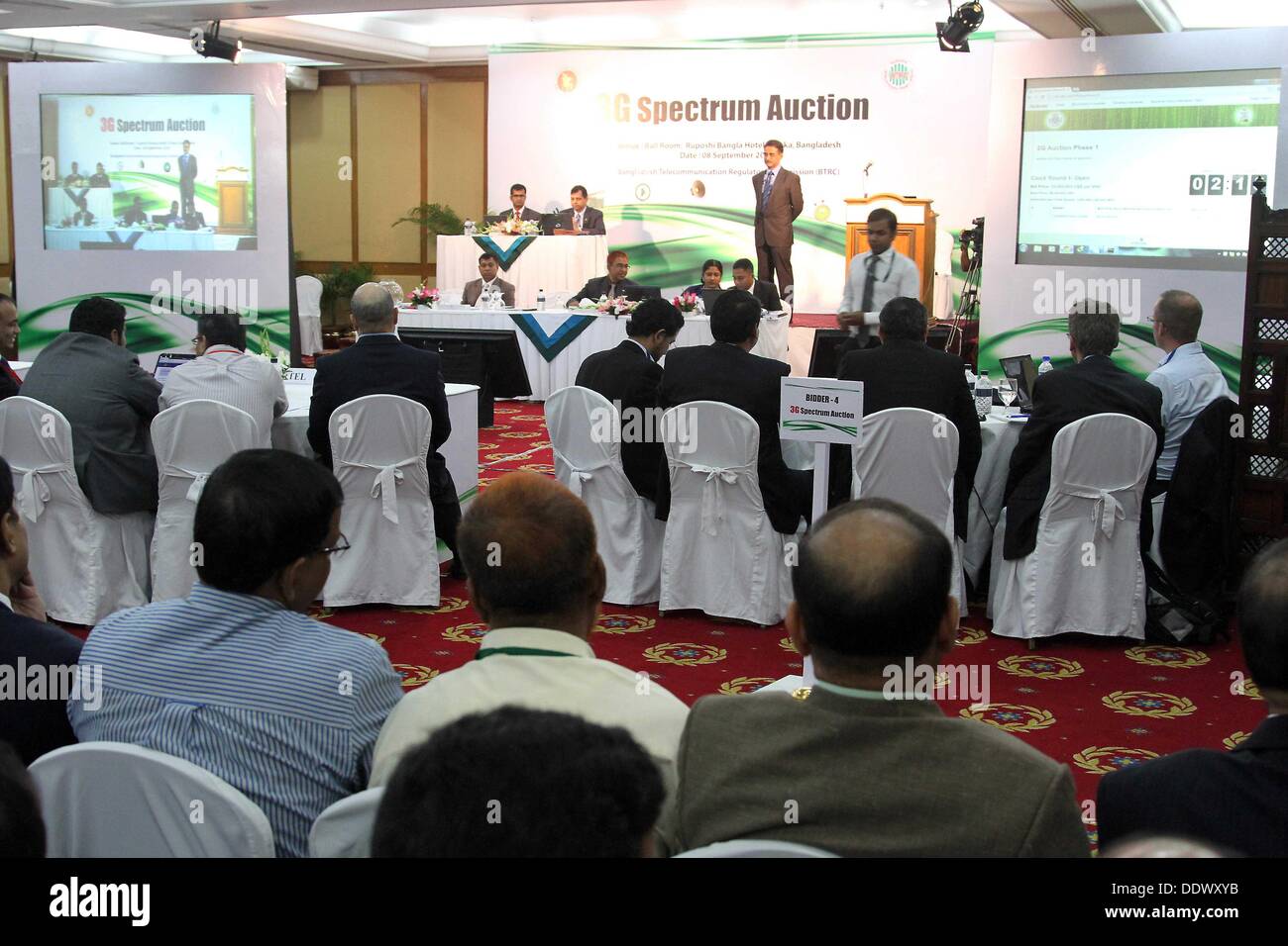 Dhaka, 8 Sep, 2013. Vier Telekommunikationsunternehmen bieten Teams von Grameenphone, Banglalink, Robi und Airtel werden während der 3G Spektrum Auktion an Ruposhi Bangla Hotel in der Hauptstadt Dhaka zu sehen. Vier Telekommunikationsunternehmen des Landes erworben 25 Megahertz (MHz) von Spectrum Sonntag, wenn der lange erwartete Auktion für 3G (dritte Generation) wurde in der Hauptstadt statt. In der ersten Phase der Auktion, Marktführer Grameenphone erworben 10 Megahertz (MHz) des Spektrums zum Preis von $ 210 Millionen. In der zweiten Phase, Banglalink, Robi und Airtel jedes erfasste 5 MHz des Frequenzspektrums. Stockfoto