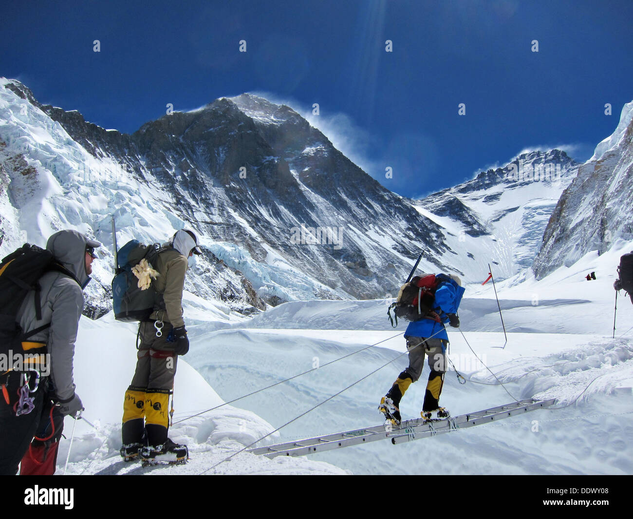 Mitglieder der US Air Force sieben Gipfel Challenge Team überqueren eine Gletscherspalte auf dem Weg zum Everest Base Camp April 24, 2013 am Mt. Everest, Nepal. Stockfoto