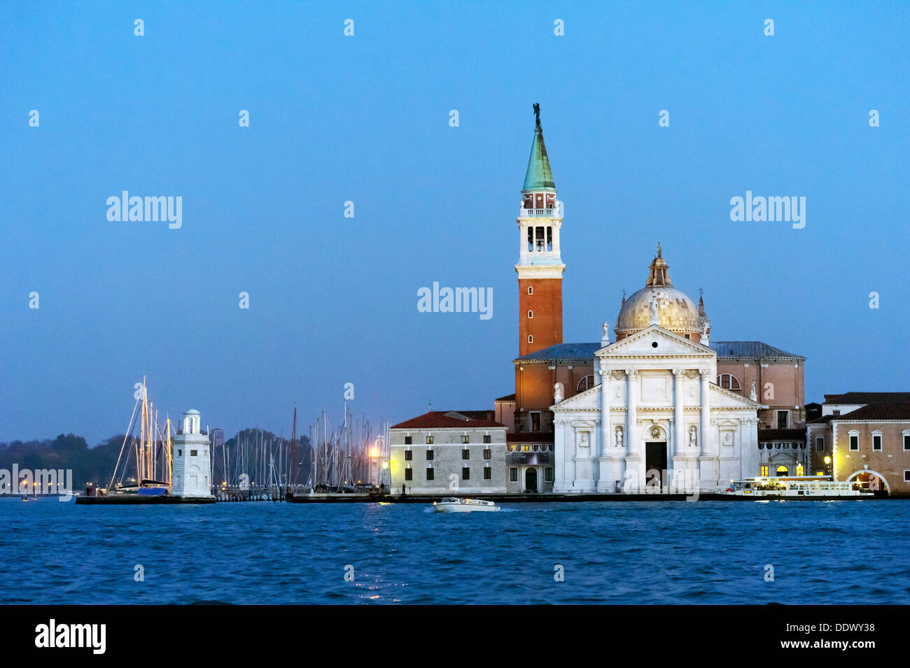 Europa, Italien, Veneto, Venedig, als Weltkulturerbe der UNESCO klassifiziert. Kirche San Giorgio Maggiore in der Nacht. Stockfoto