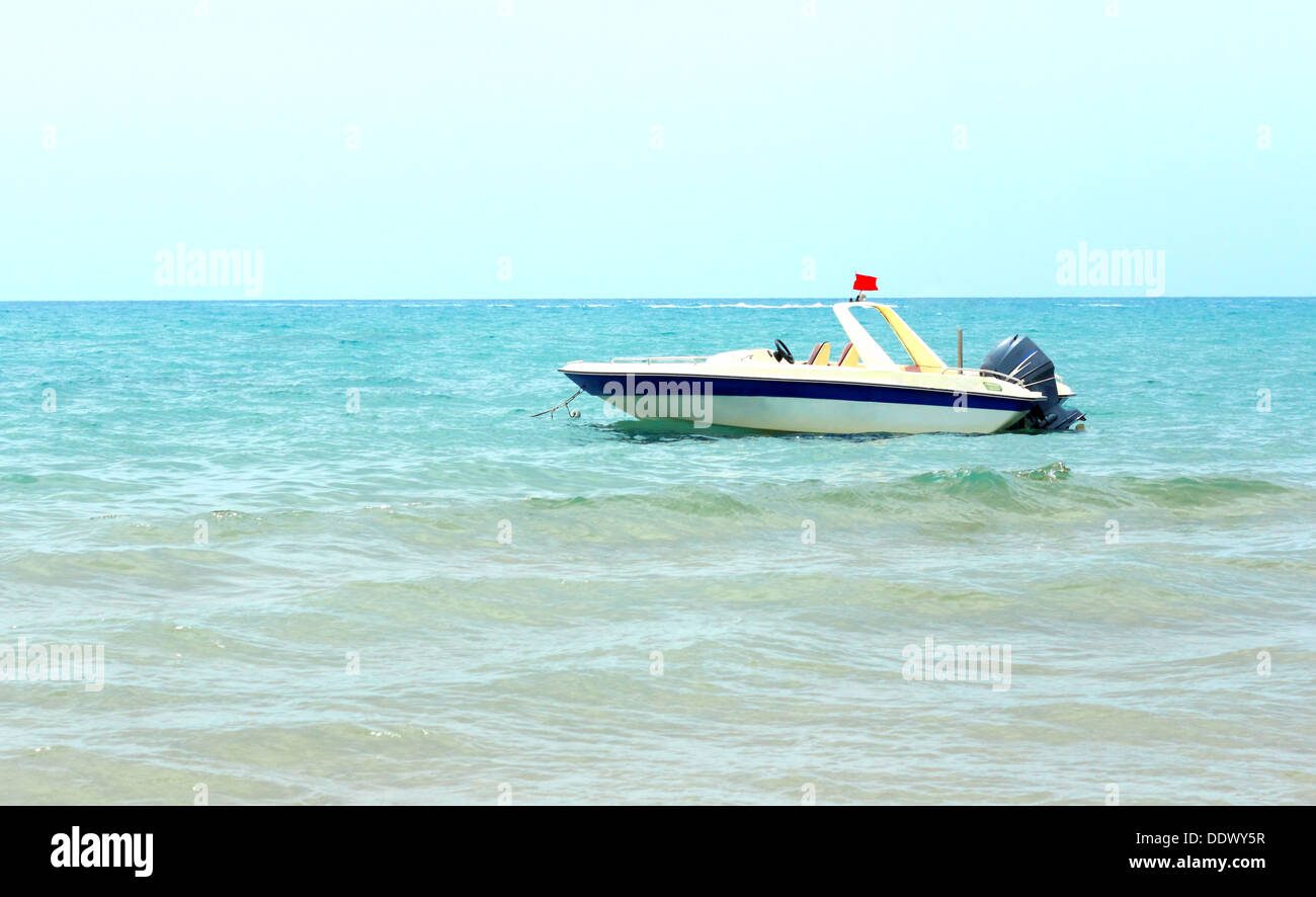 Das kleine Boot Meer Ausflüge in den Küstengewässern in Strandnähe im Resort. Stockfoto