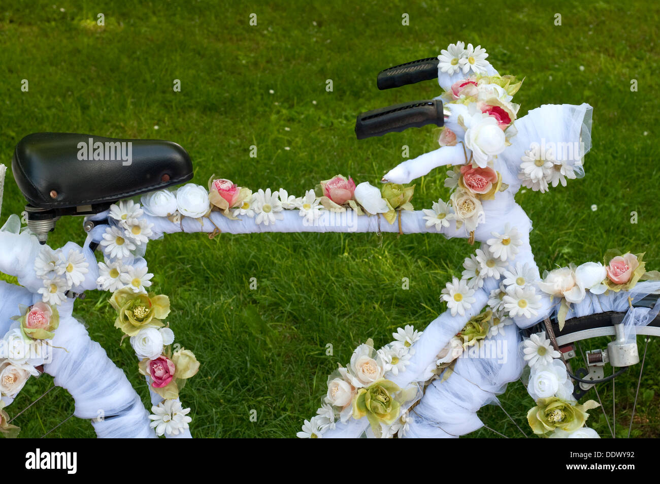 Fahrrad mit Blumen geschmückt Stockfoto