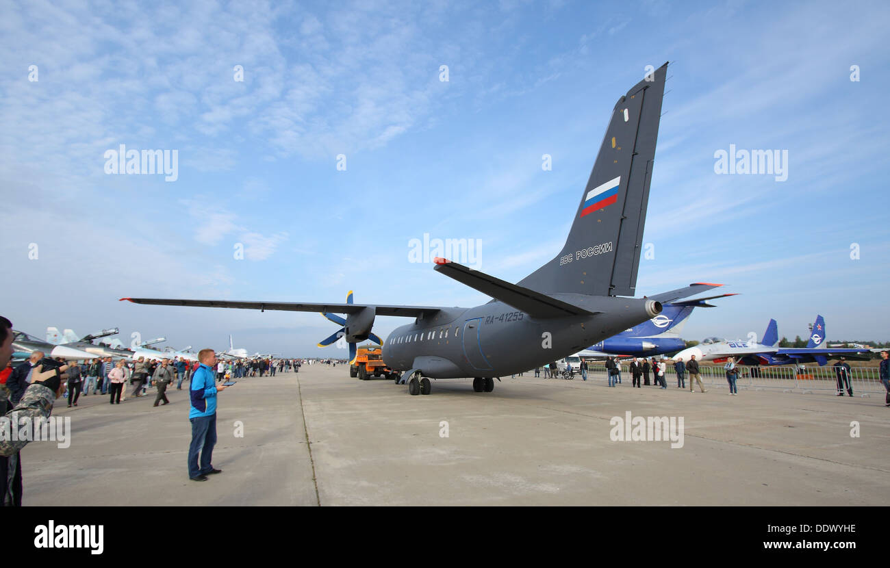 Antonow An-140-100 auf der MAKS-2013 Stockfoto