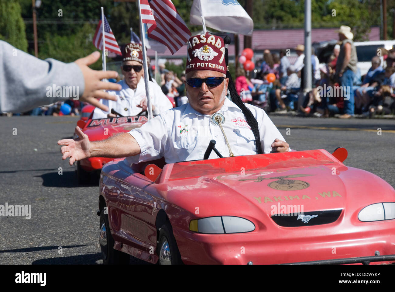 Mann im Auto Mini roten Mustang Pearl Street Masada vergangene Potentaten Hut, Ellensburg Rodeo Western Parade, WA, USA Stockfoto