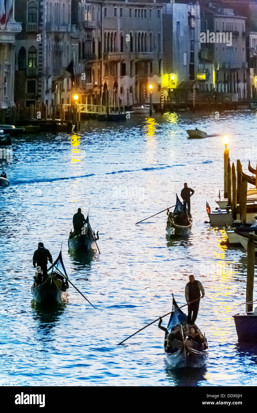 Europa, Italien, Veneto, Venedig, als Weltkulturerbe der UNESCO klassifiziert. Gondel in den Canal Grande in der Nacht. Stockfoto