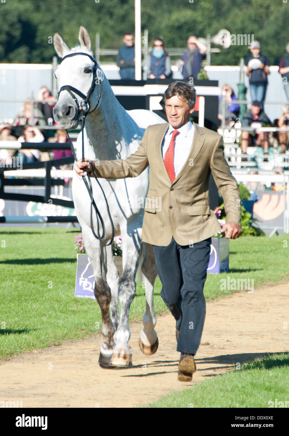 Stamford, UK. 08. Sep, 2013. Eintritt in die letzte Phase in Position 2. Andrew Nicholson (NZL) mit Avebury tagsüber 5 Burghley Horse Trials von Burghley House in Lincolnshire. Endkontrolle. Bildnachweis: Aktion Plus Sport/Alamy Live-Nachrichten Stockfoto