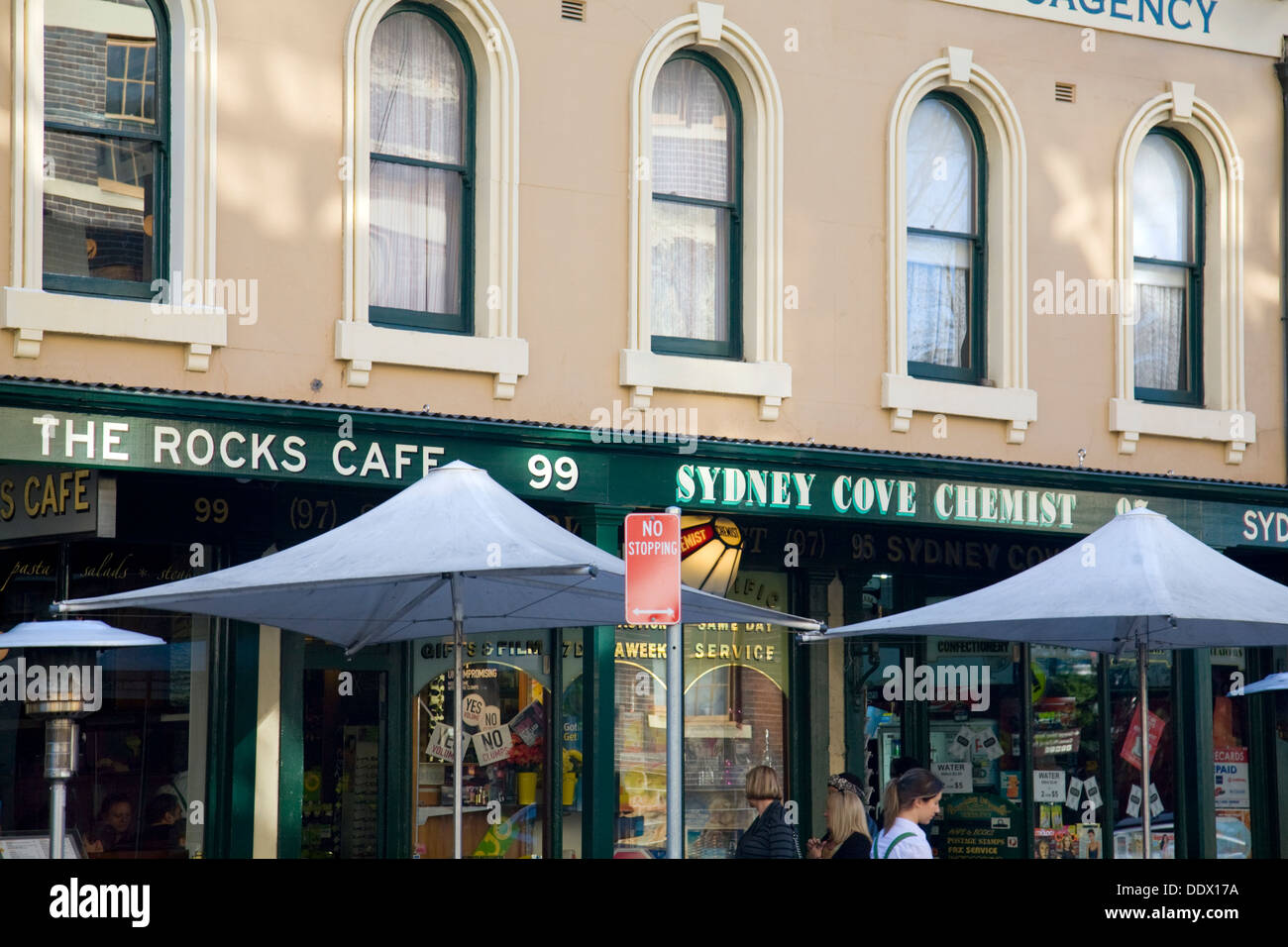Felsen, Felsen, Café und Sydney Cove-Chemiker in der George Street, sydney Stockfoto