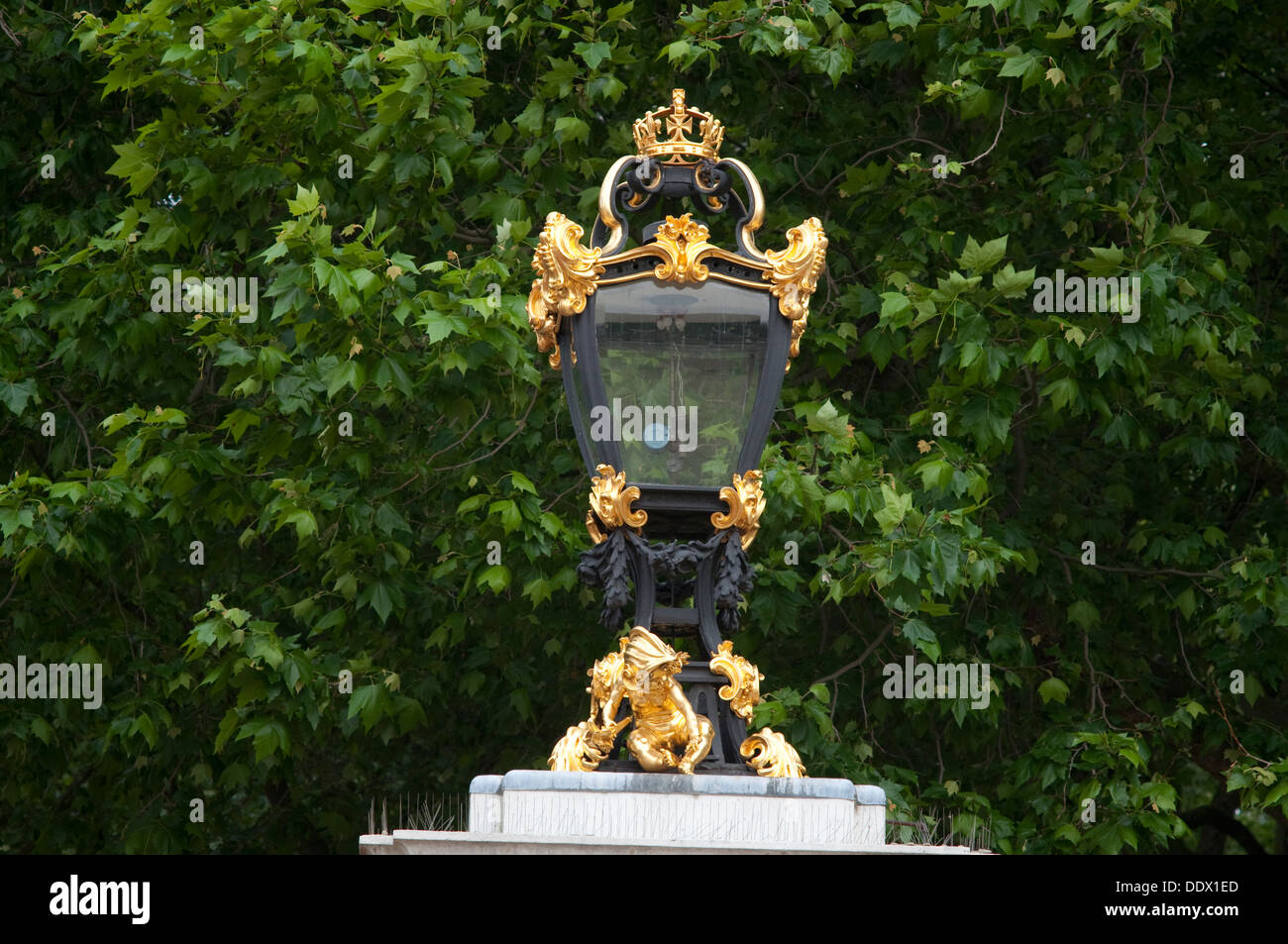 England, London, Gates, Green Park in der Nähe von Buckingham Palace Stockfoto