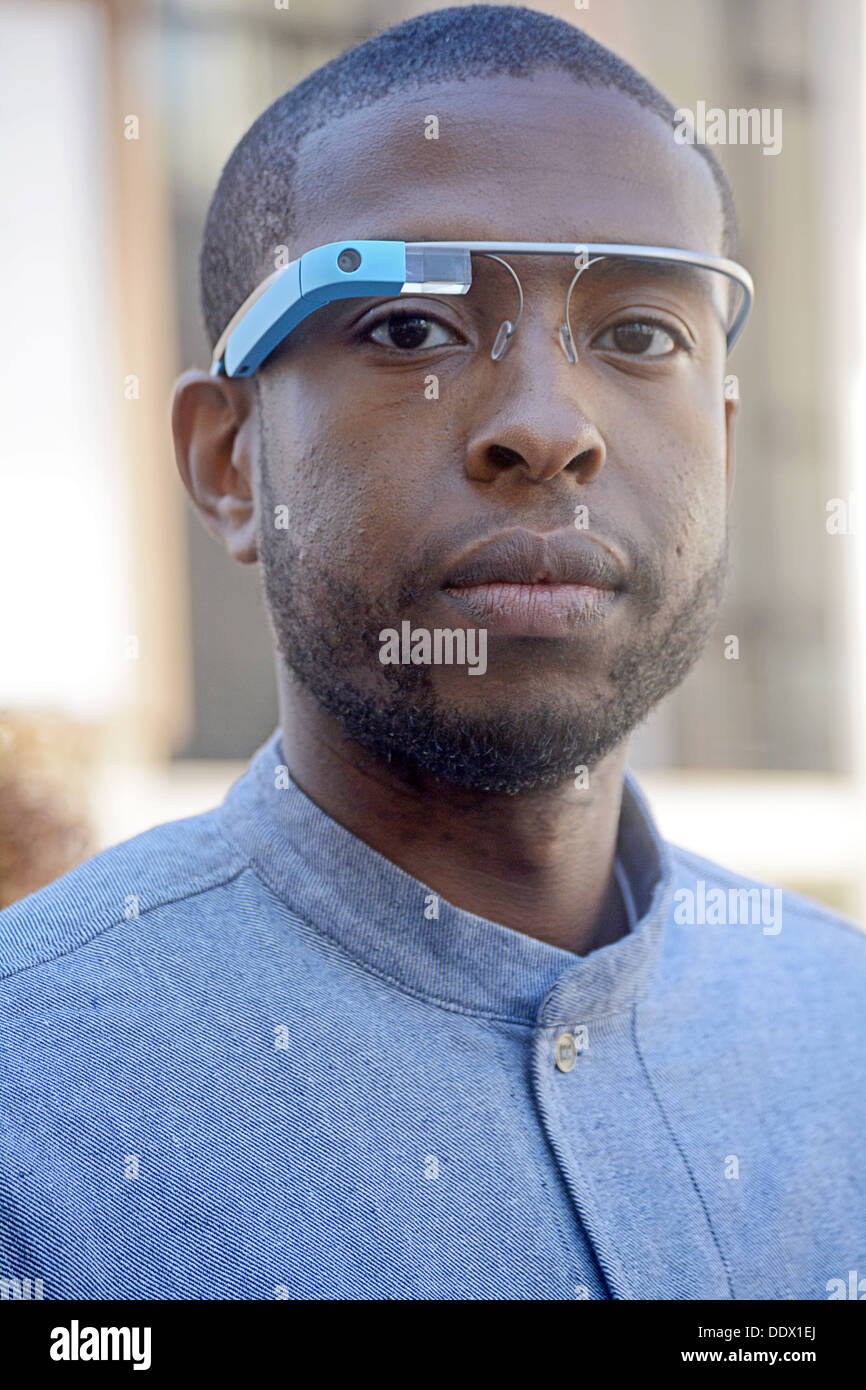 Porträt eines jungen Mannes mit Google-Brille in Manhattan, New York City. Stockfoto