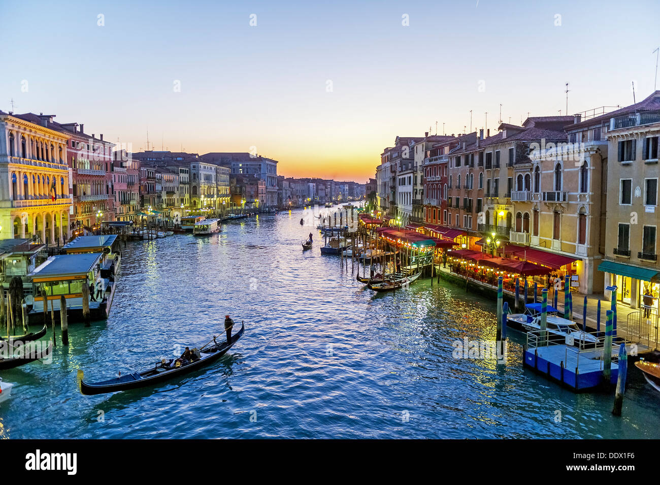 Europa, Italien, Veneto, Venedig, als Weltkulturerbe der UNESCO klassifiziert. Gondel in den Canal Grande bei Sonnenuntergang. Stockfoto