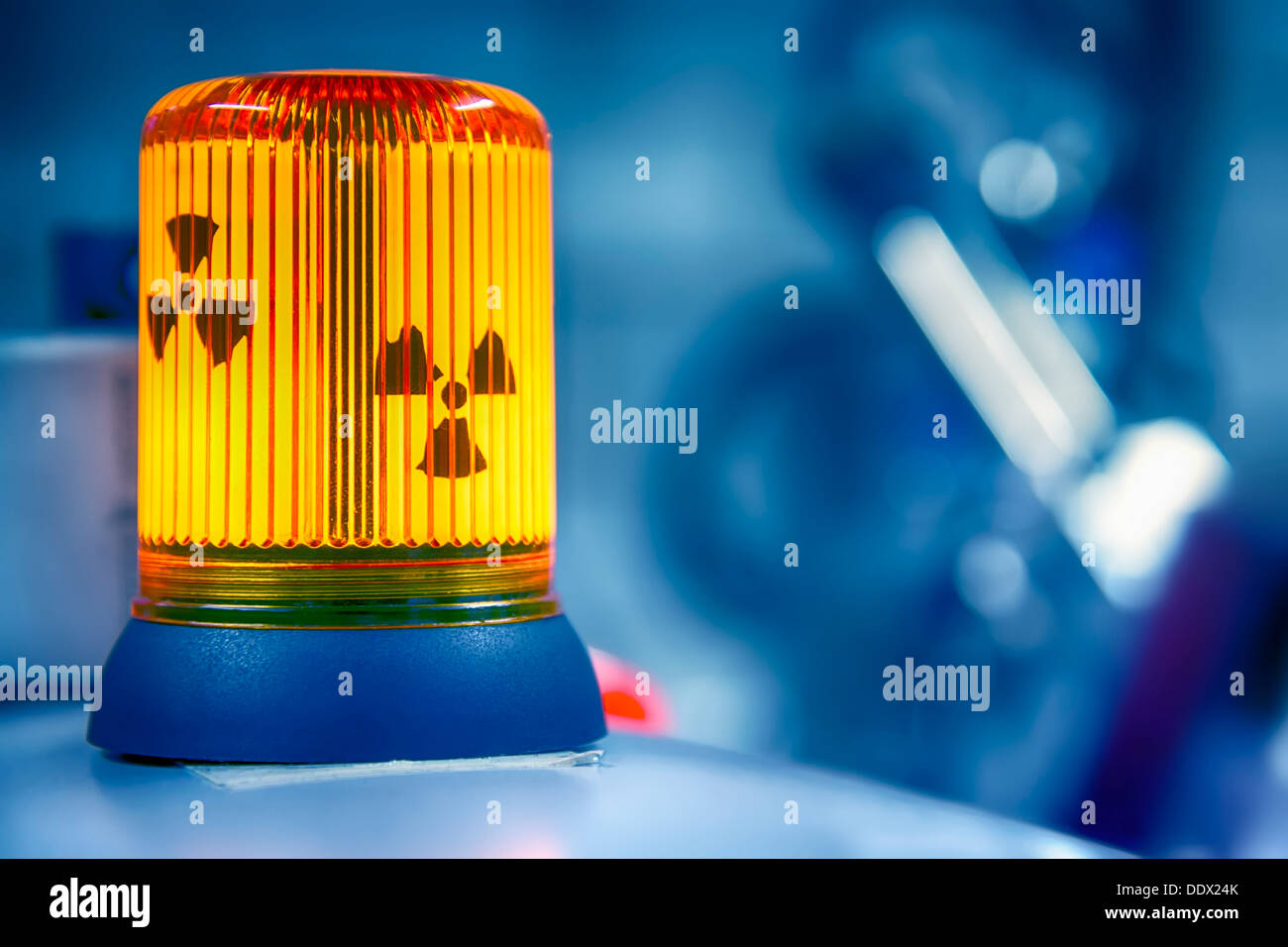 Warnung Lampe radioaktive Strahlung in einem Biochemie Labor Stockfoto