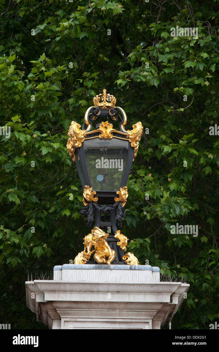 England, London, Gates, Green Park in der Nähe von Buckingham Palace Stockfoto