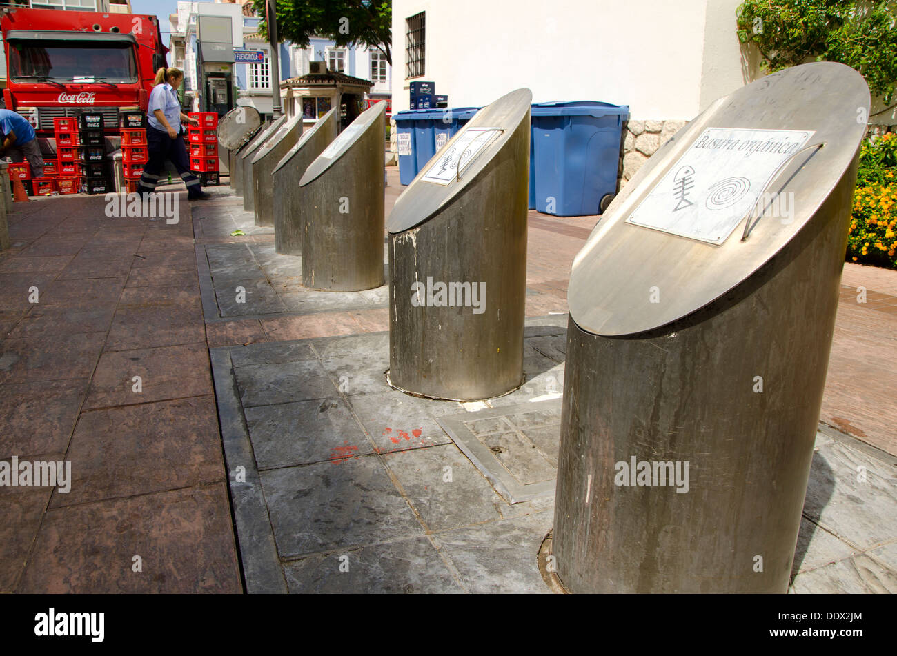 Metall Abfall sortieren Abfallbehälter auf der Straße für das recycling, Fuengirola, Spanien. Stockfoto