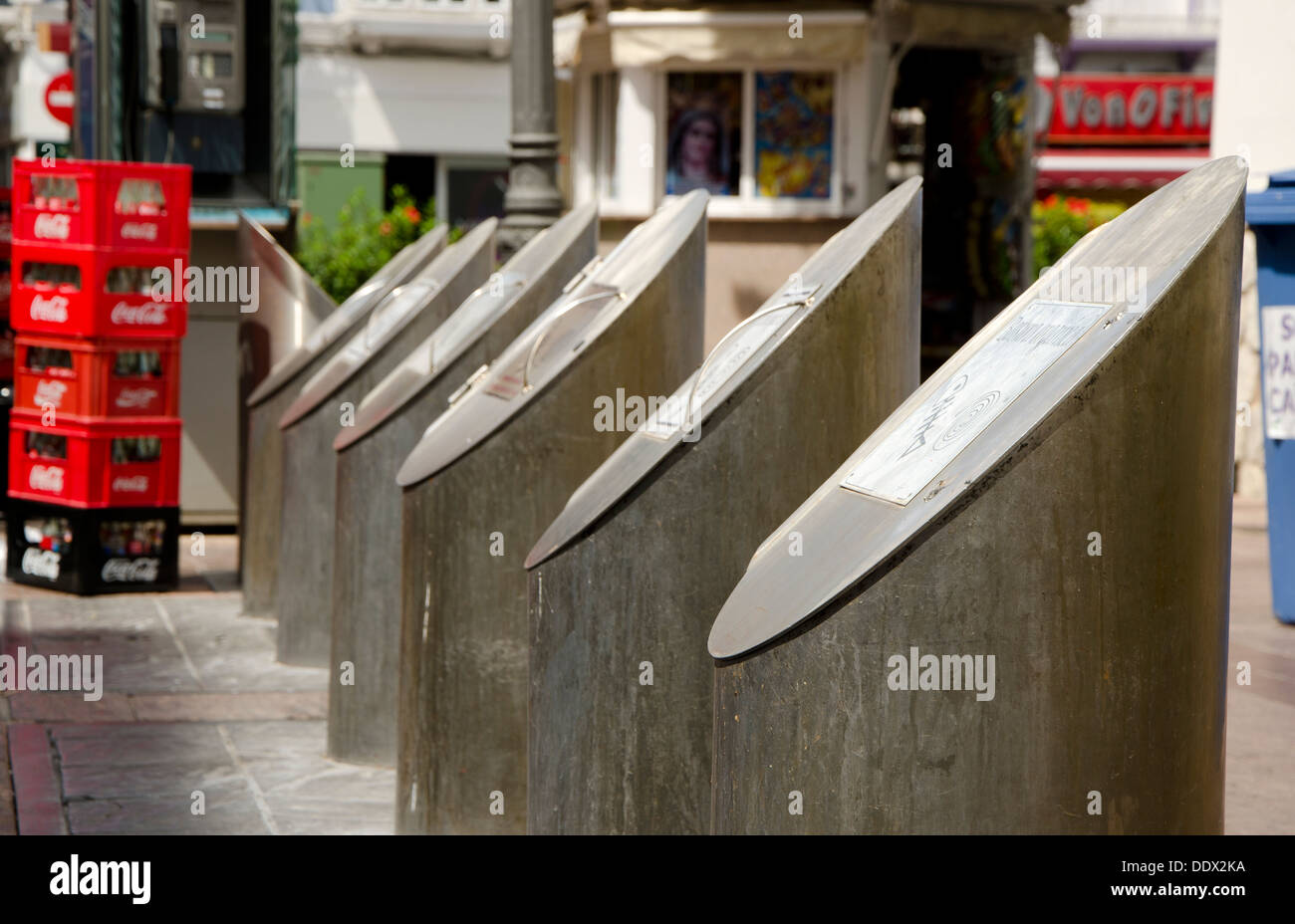 Metall Abfall sortieren Abfallbehälter auf der Straße für das recycling. Fuengirola, Spanien. Stockfoto