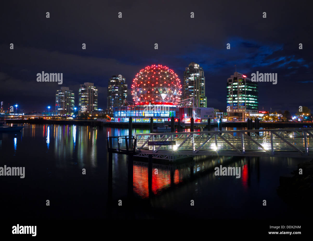 Eine Nacht-Blick auf die markante Kuppel des Science World bei Telus World of Science in Vancouver, British Columbia, Kanada. Stockfoto