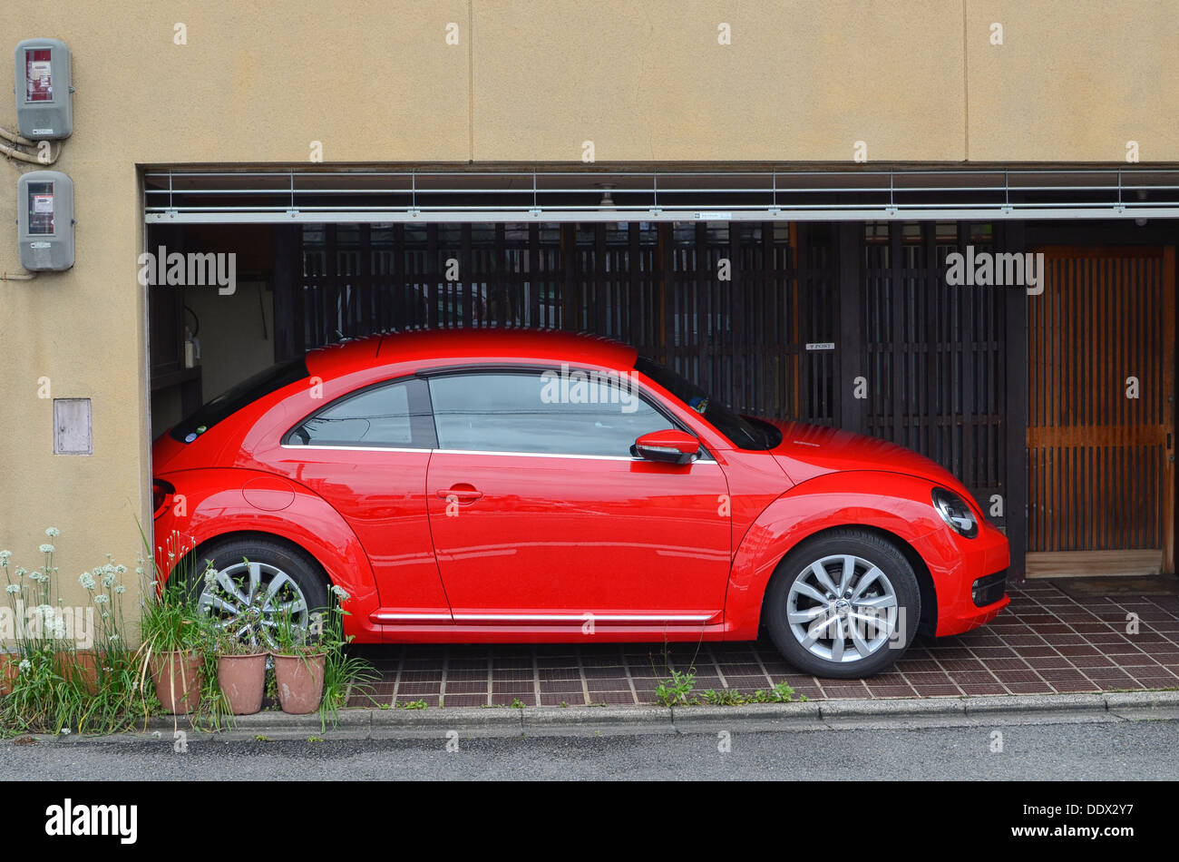 Einen hellen roten VW Käfer. Stockfoto