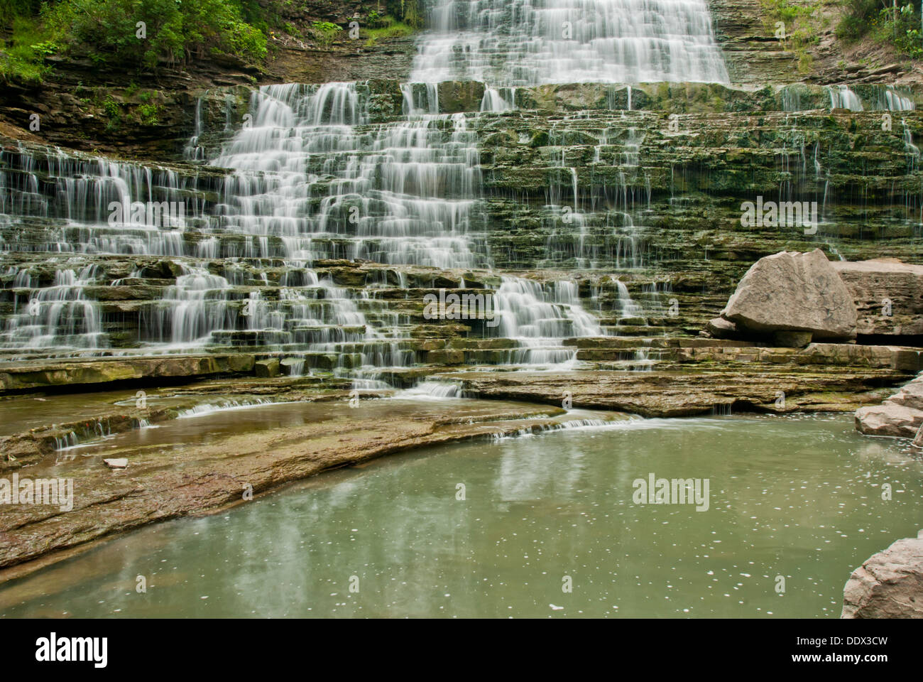 Weitwinkel-Blick auf einen malerischen Wasserfall Typ Wasserfall, präsentiert mit einer langen Belichtungszeit Stockfoto