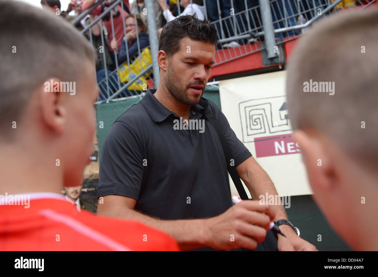 Ehemaliger Fußballspieler Michael Ballack Autogramme, während der Tag der Legenden 2013 Fußballspiel im Millerntor-Stadion in Hamburg, Deutschland, 8. September 2013. Der neunten "Tag der Legenden", in dem ehemaligen Profi-Fußballer, gegeneinander profitiert Jugendprojekte in Hamburg.  Foto: MARCUS BRANDT Stockfoto