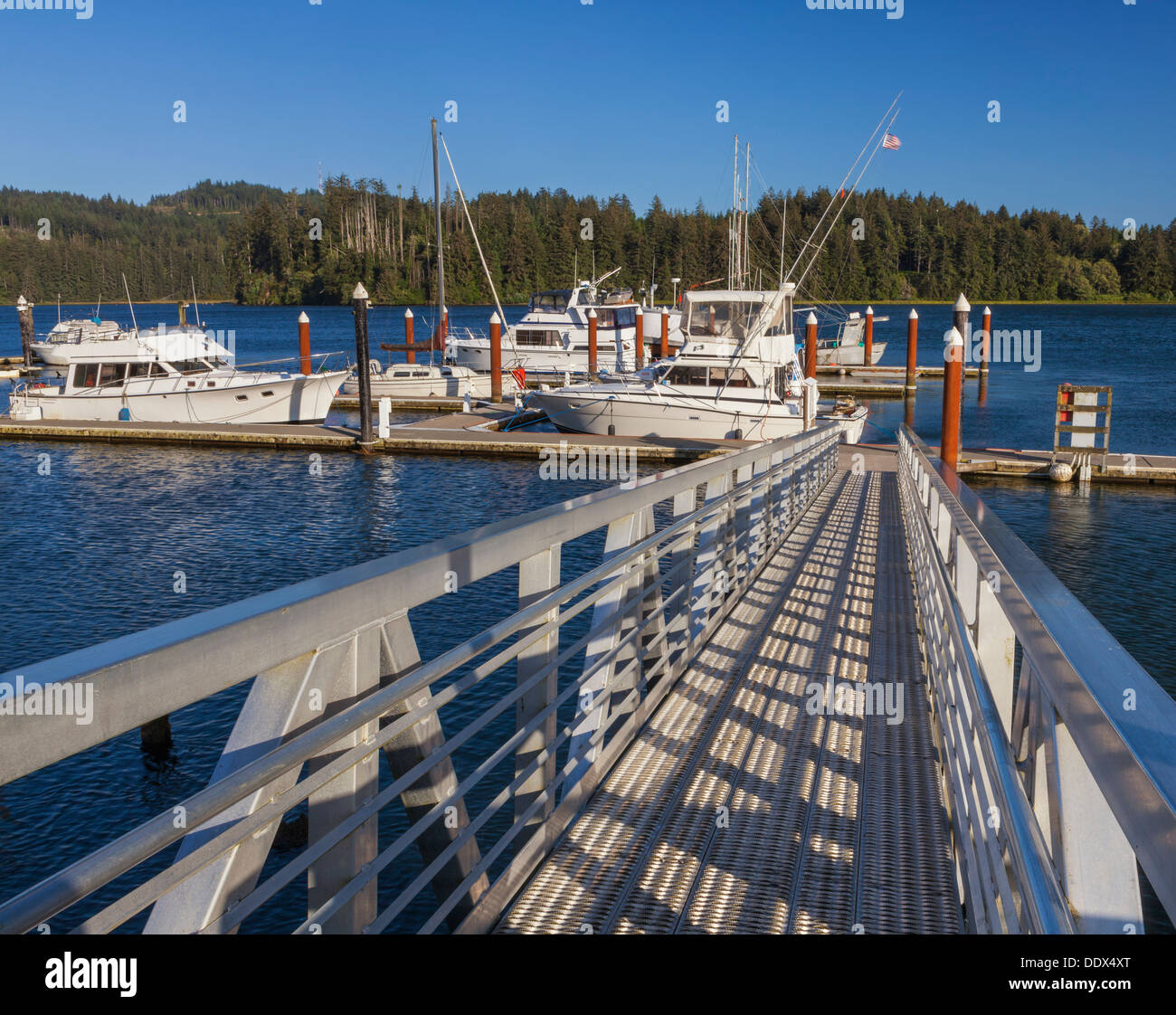 Metall Gehweg oder Gangplank hinunter ein Dock, Florenz, OR, USA Stockfoto