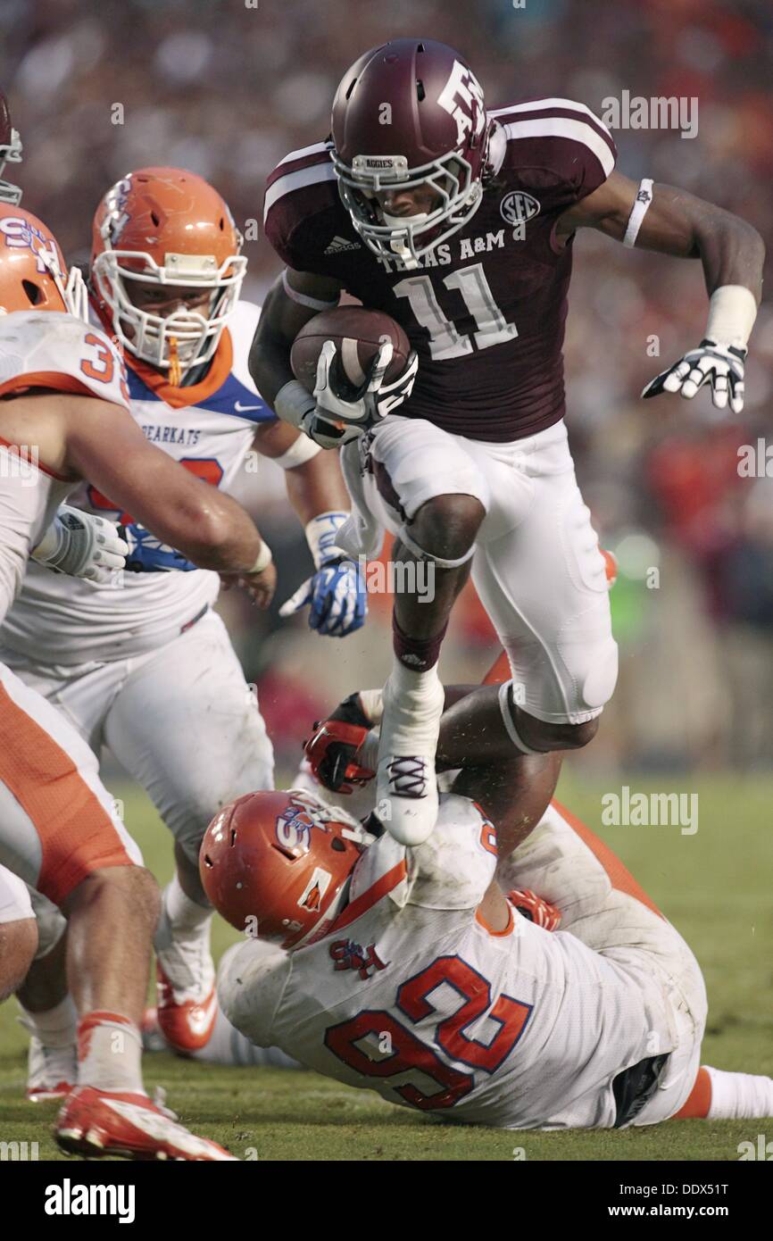 College Station, Texas, USA. 8. September 2013. 07.09.13 - Hürden Texas A & M WR Derel Walker (11) Sam Houston State DE Andrew Weaver (92) bei Kyle Field in College Station, Texas Samstag, 7. September 2013. A & M gewann 65-28.Photo von Erich Schlegel Credit: Erich Schlegel/ZUMAPRESS.com/Alamy Live News Stockfoto