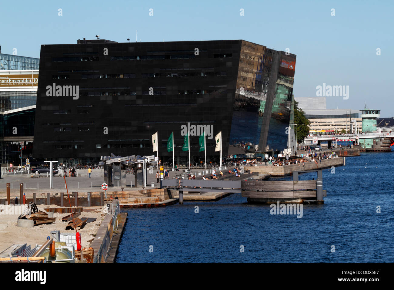 Der Schwarze Diamant, Den Sorte Diamant, an der Uferpromenade in Kopenhagen, Dänemark. Die Knippelsbro Brücke rechts im Hintergrund. Stockfoto