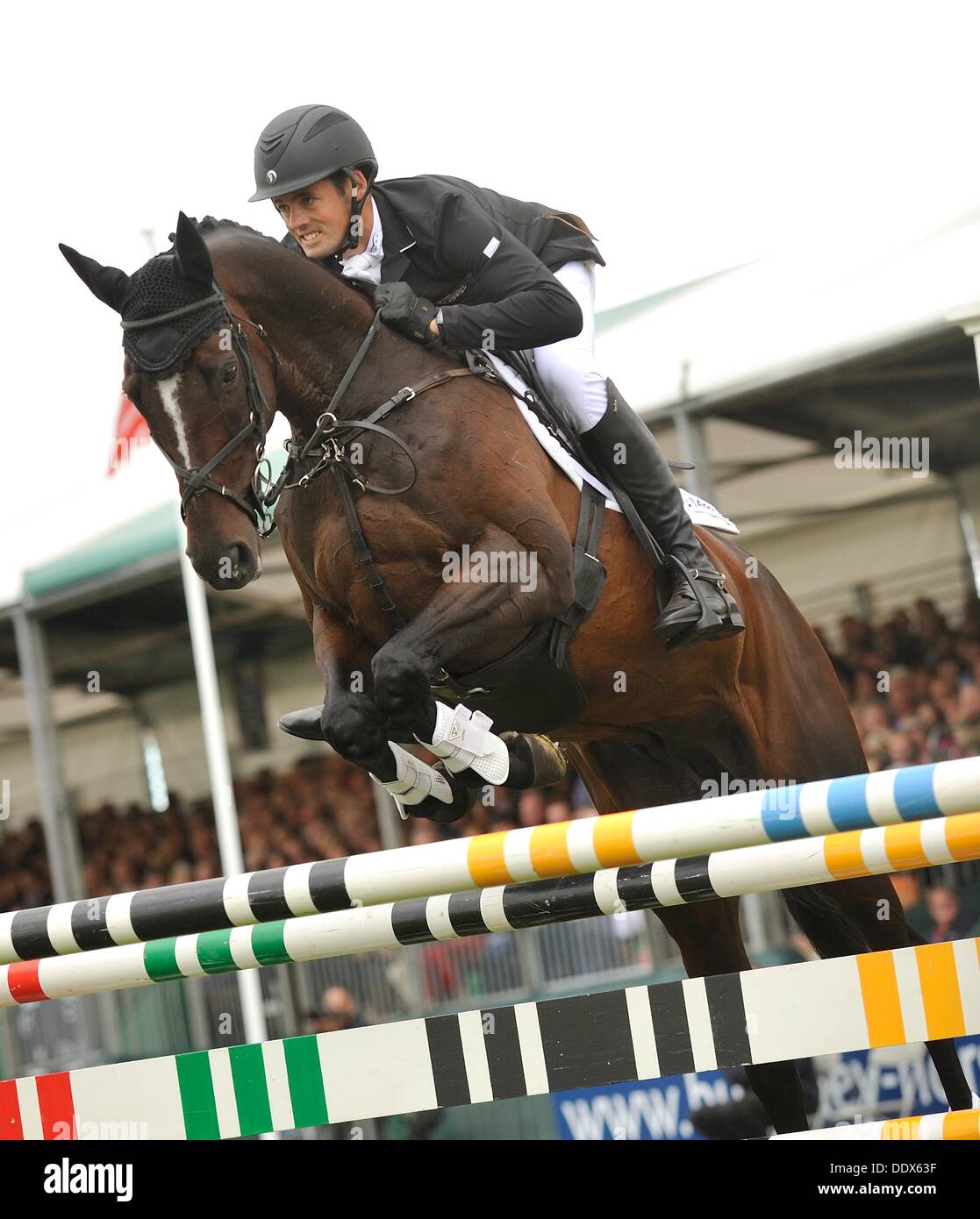 Stamford, UK. 8. September 2013. Jonathan Paget [NZL] Reiten CLIFTON Versprechen Show Sprung am Finaltag der 2013 Land Rover Burghley Horse Trials.  Die Kombination gewann die Veranstaltung auf eine Gesamtpunktzahl von 41,1.  Der Land Rover Burghley Horse Trials statt vom 5. bis 8. September in Burghley House, Stamford.  Bildnachweis: Stephen Bartholomäus/Alamy Live-Nachrichten Stockfoto