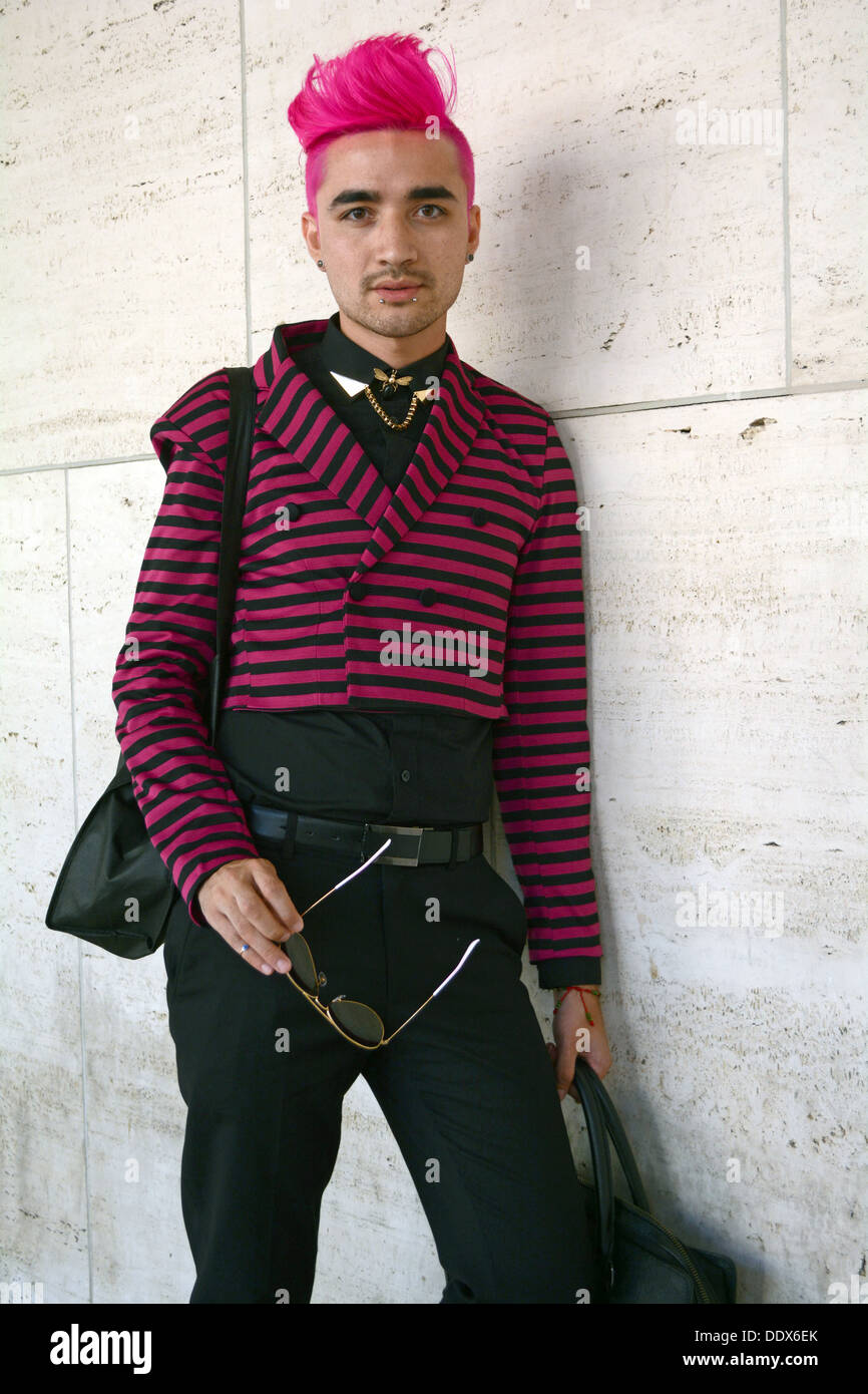 Porträt des Designers Jesus Estrada mit einem roten Mohawk-Frisur auf der Fashion Week im Lincoln Center in New York City Stockfoto