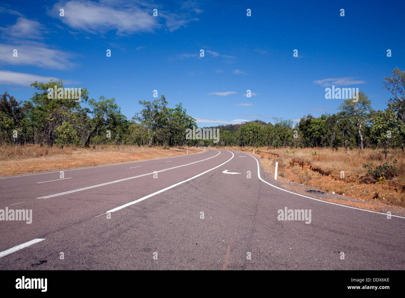 Die offene Asphaltstraße, im nördlichen Gebiet, Australien Stockfoto