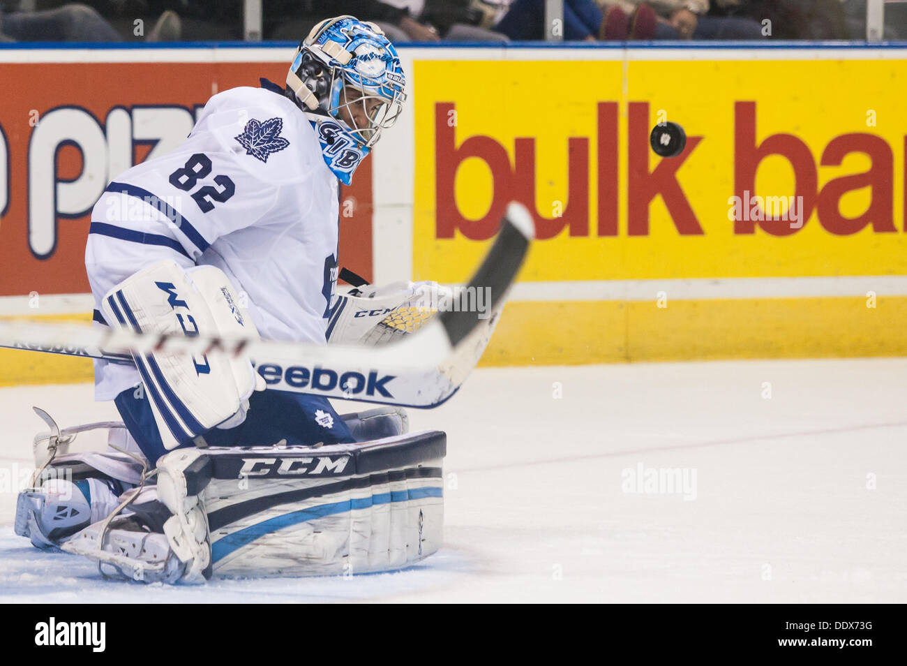 Toronto-Torwart Christopher Gibson blockt während eines Spiels zwischen der Pittsburg Penguins und Toronto Maple Leafs am 2013 NHL Rookie Turnier in London Ontario, Kanada am 7. September 2013 in Budweiser Gardens gespielt wird. Es dauerte Überstunden und einer Schießerei vor der Maple Leafs konnten die Pinguine mit einem Score von 4: 3 besiegen. Stockfoto