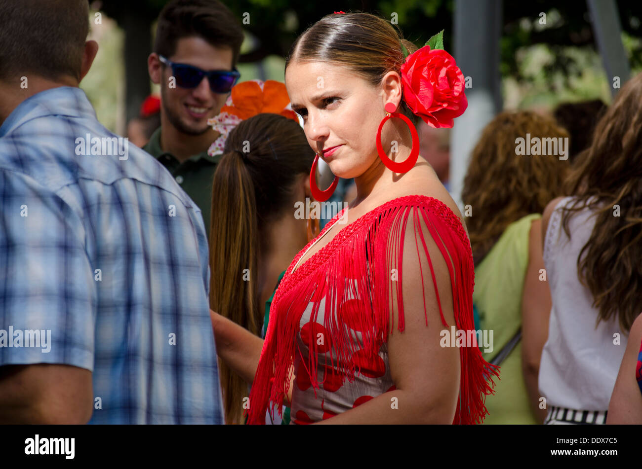 Eine Frau in einem traditionellen Flamenco-Kleid während der jährlichen Messe in Mijas in Südspanien. Costa Del Sol. Stockfoto