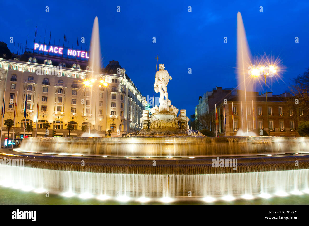Neptuno Brunnen und Palace Hotel, Nachtansicht. Madrid, Spanien. Stockfoto